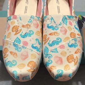 NWT/NWB TOMS slip ons